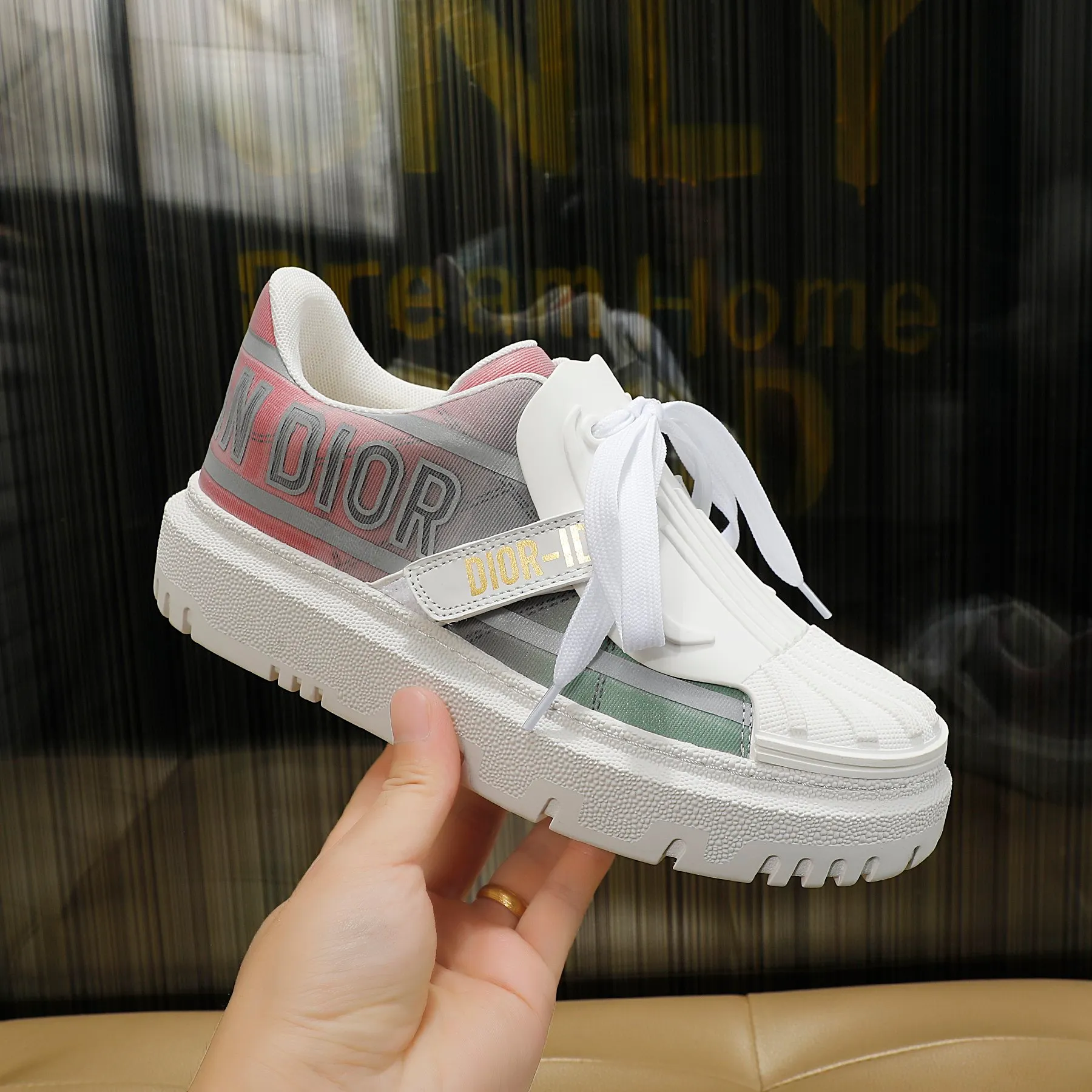 👟👟Ex-factory price 480👟👟 2021ssDior shell-toe casual white shoes, the latest letter strip layout with luminous colors, the same style as the ready-to-wear series 1️⃣Original mold opening 2️⃣Original cowhide➕Breathable mesh lining 3️⃣TPU evacuation outsole 4️⃣Injection-molded latex cowhide feet 5️⃣Full set of packaging at the counter, code number 35-40 (41 can be customized)